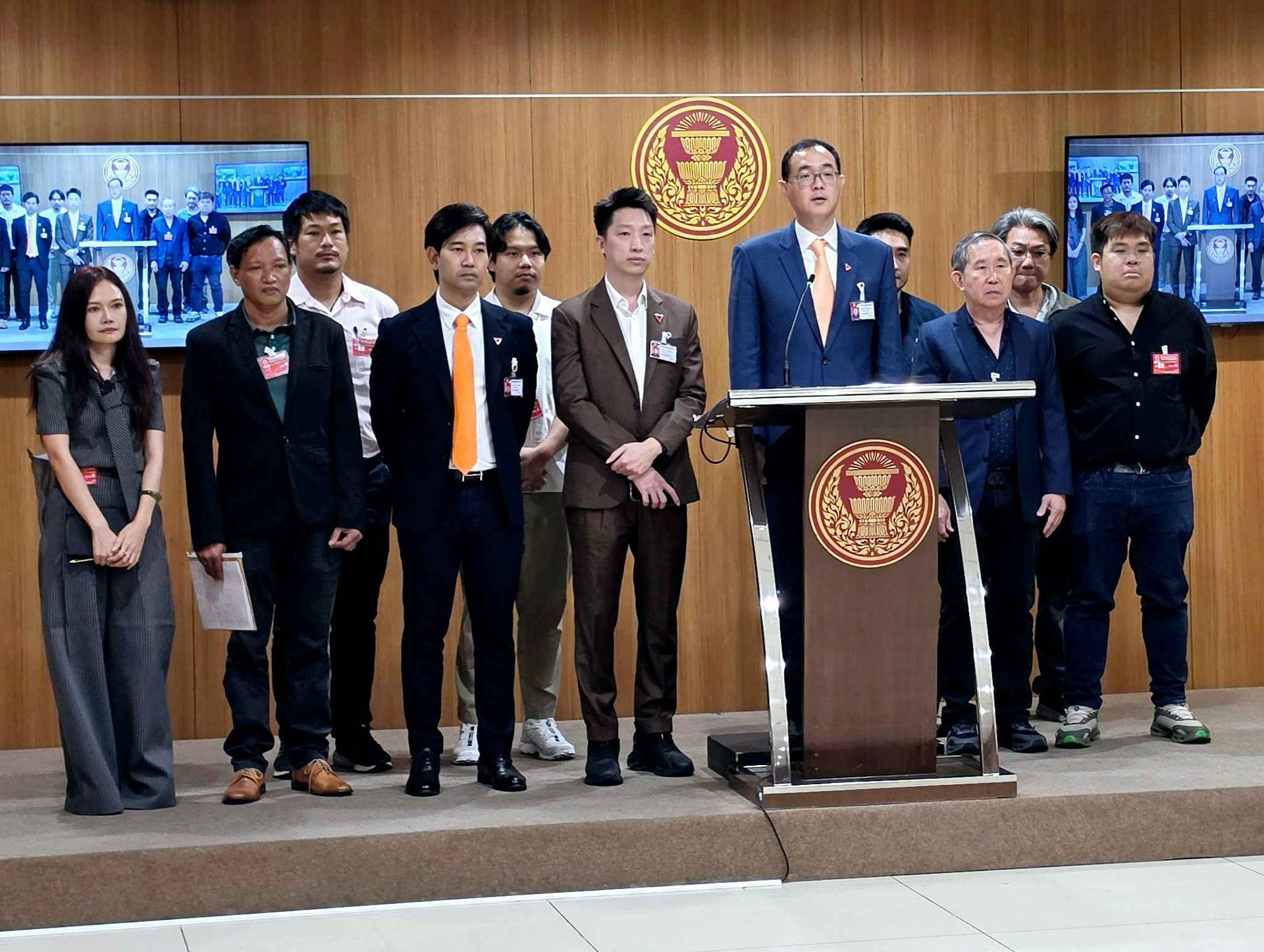 กมธ.การพัฒนาเศรษฐกิจ สภาผู้แทนราษฎร เรียกร้องรัฐเร่งกวาดล้างกองถ่ายศูนย์เหรียญ หลังพบกองถ่ายทุนจีนแอบขนอุปกรณ์-แรงงานลักลอบรับงาน กระทบหนักผู้ประกอบการไทย