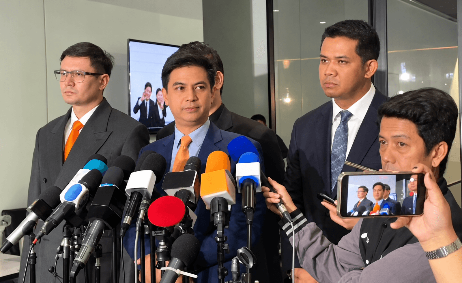 ประธานวิปฝ่ายค้าน เผย 3 ฝ่าย ยังไร้ข้อสรุปวันซักฟอก ฝ่ายค้านขอเวลา 5 วัน-เสนอ ครม.พิจารณาช่วงอภิปรายใหม่