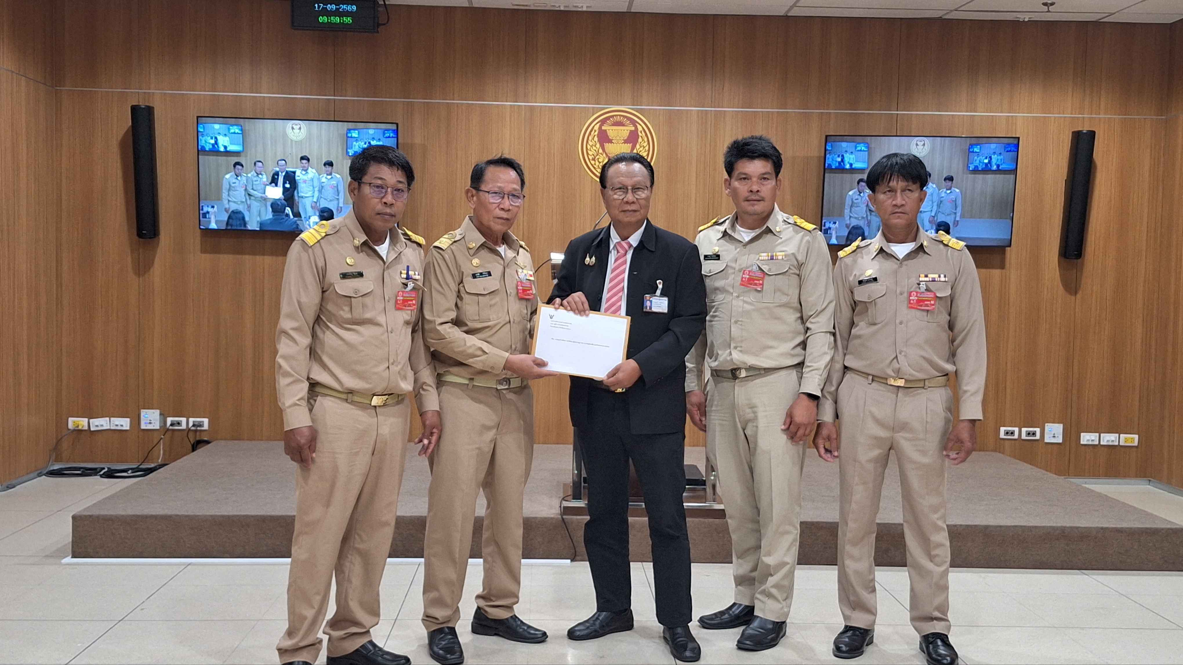 หัวหน้าพรรครวมใจไทย รับหนังสือชาวตาก ขอผลักดันระบบสูบน้ำจากแม่น้ำปิงแก้ภัยแล้ง