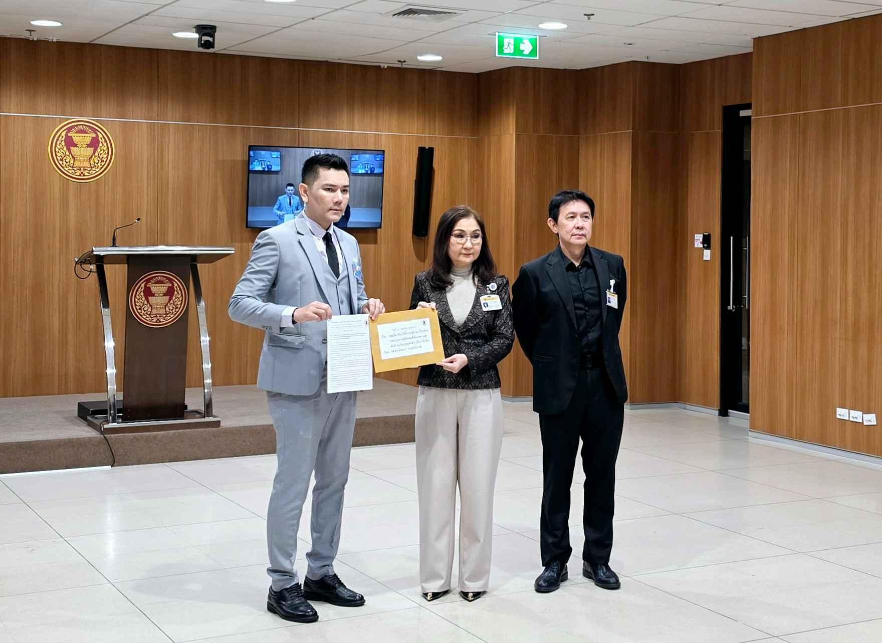 สว.นันทนา และ สว.สุนทร รับหนังสือค้านข้อเสนอปรับขึ้น VAT อีก 3% พร้อมติดตามกรณีทุจริตสอบท้องถิ่น