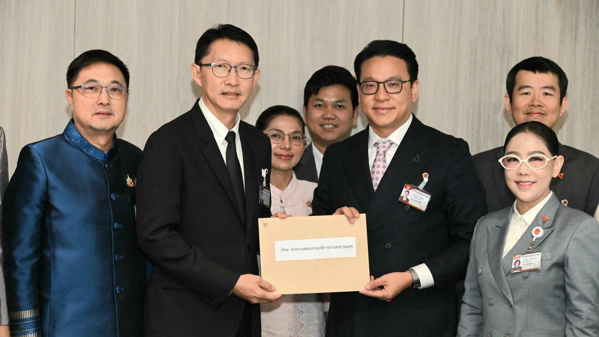 รองประธานสภาผู้แทนราษฎร คนที่สอง ยื่นหนังสือ กมธ.สาธารณสุข ขอประสาน สธ.ทบทวนเกณฑ์วัคซีนไข้เหลืองผู้เดินทางจากอาร์เจนตินา