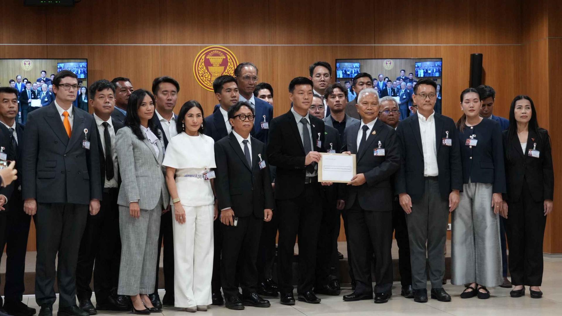 ประธานสภาผู้แทนราษฎร รับการยื่นเสนอญัตติไม่ไว้วางใจ 18 รัฐมนตรี เตรียมตรวจสอบก่อนประสานวันอภิปราย
